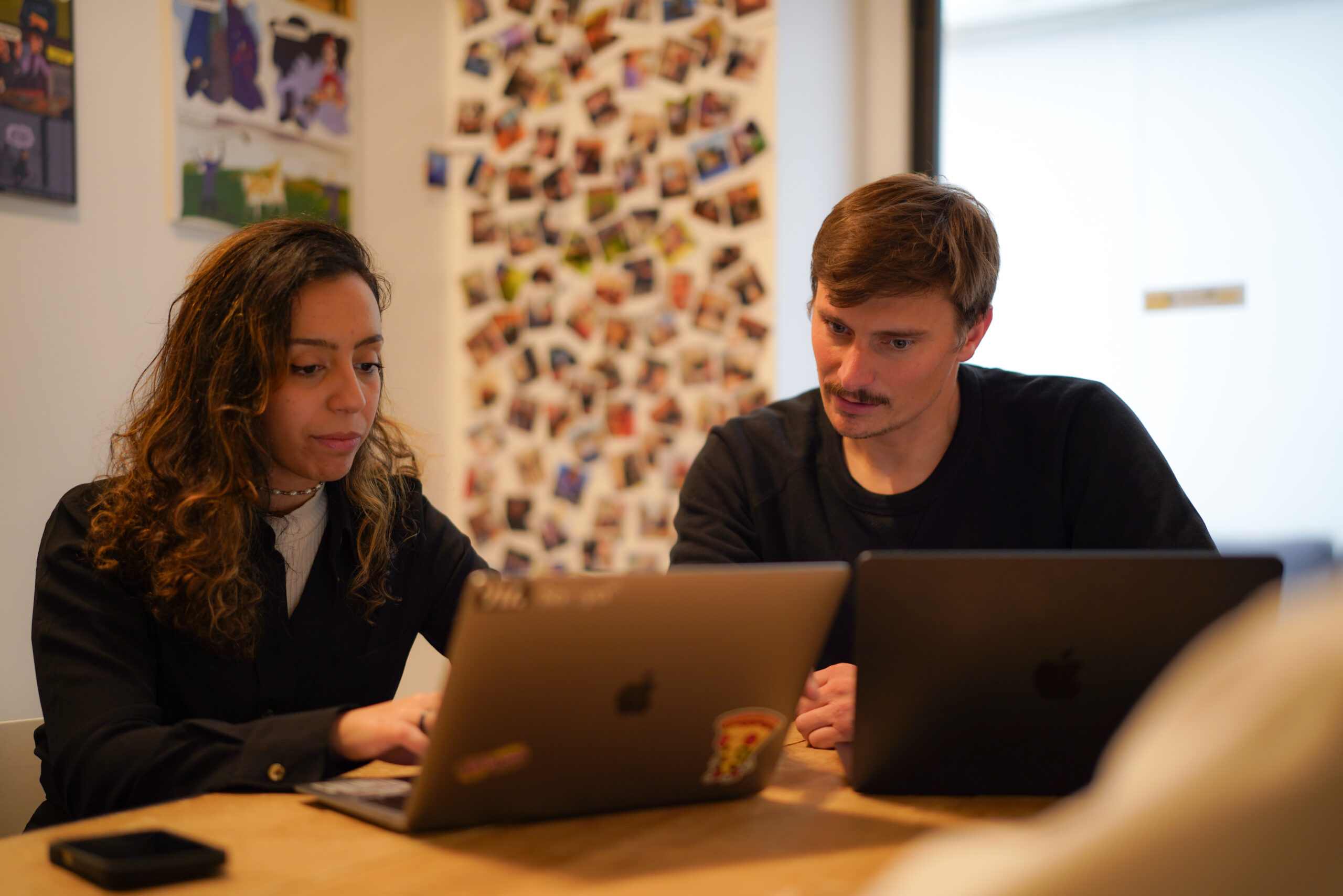 Photo d'une réunion RSE au sein de l'agence entre Samya, référente RSE et Valérian, CEO de 714 Production.